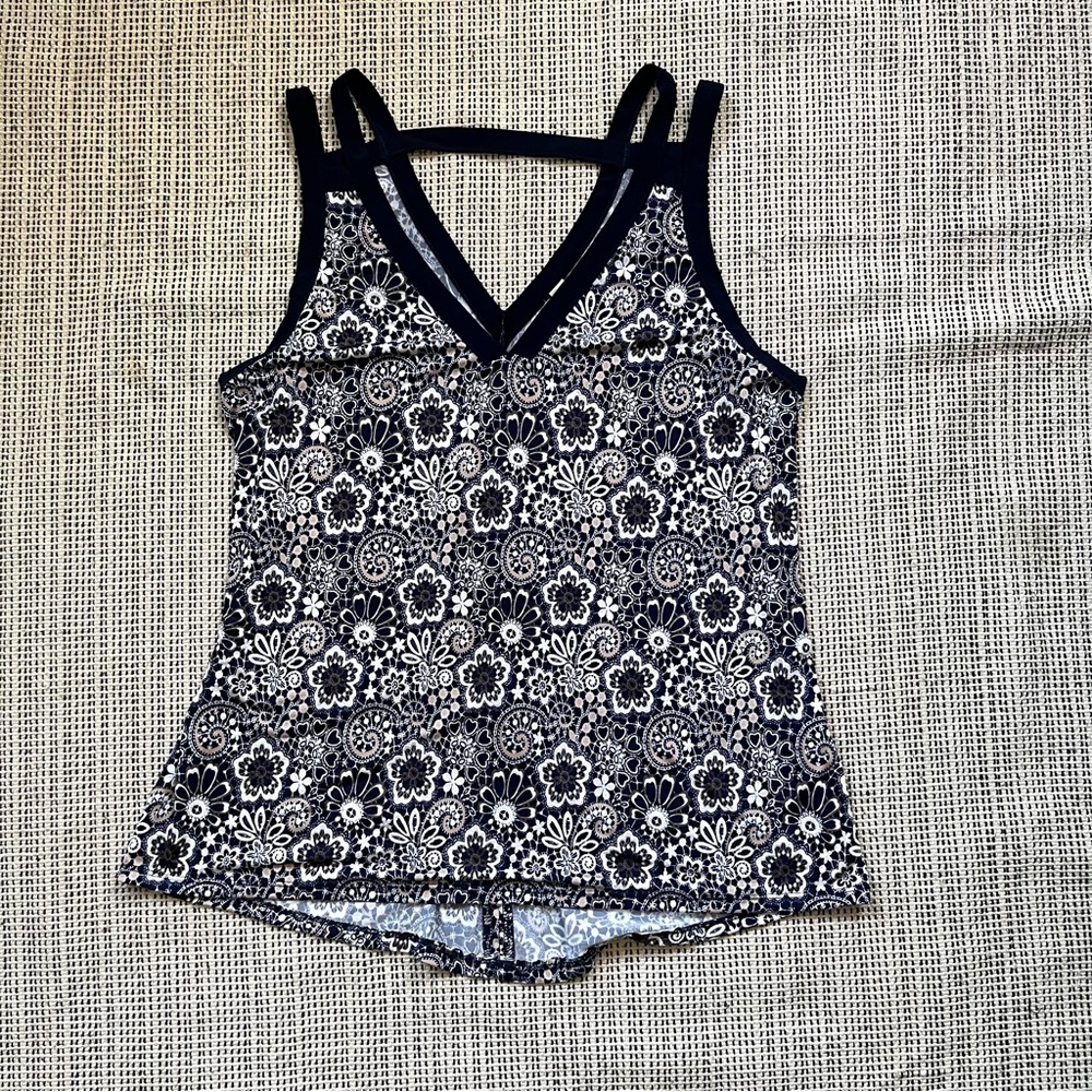PERSEPTION CONCEPT Women’s Blue and White Floral Tank Top Size Large